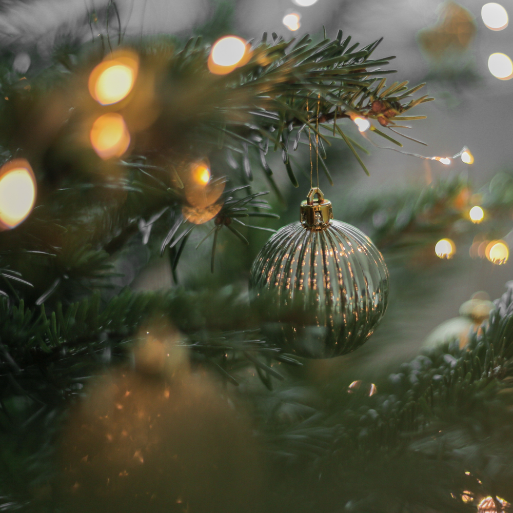 sapin avec boule de noël